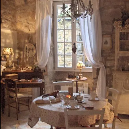 Au Troubadour Bed & Breakfast *